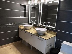 41 SE 5th St 2004, Miami FL 33131