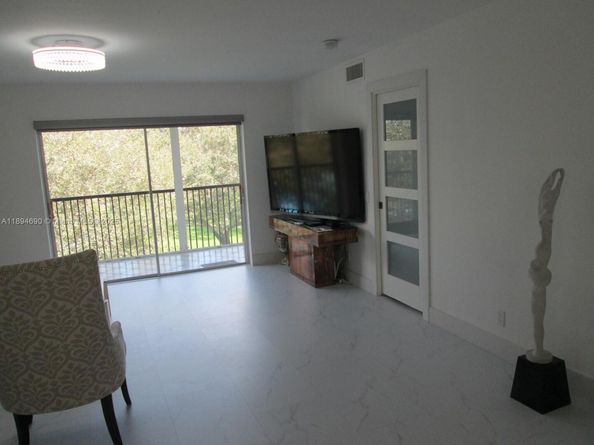 150 S Hollybrook Ter 303, Pembroke Pines FL 33025