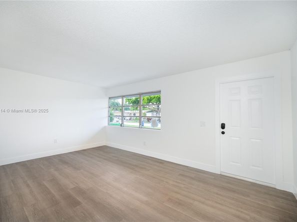 9040 NW 26th Pl, Sunrise FL 33322