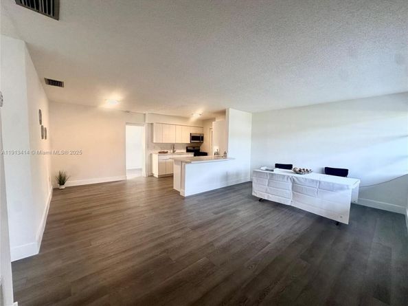 9040 NW 26th Pl, Sunrise FL 33322