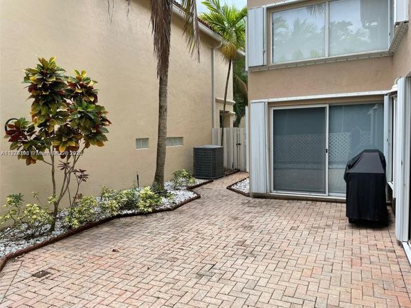 1095 Weeping Willow Way, Hollywood FL 33019