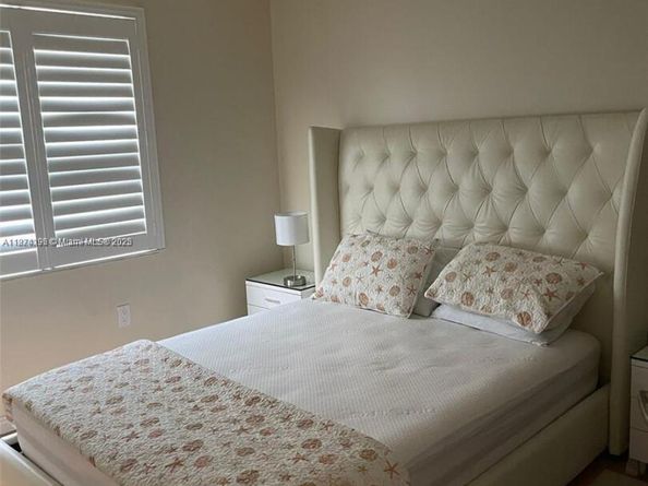 1095 Weeping Willow Way, Hollywood FL 33019