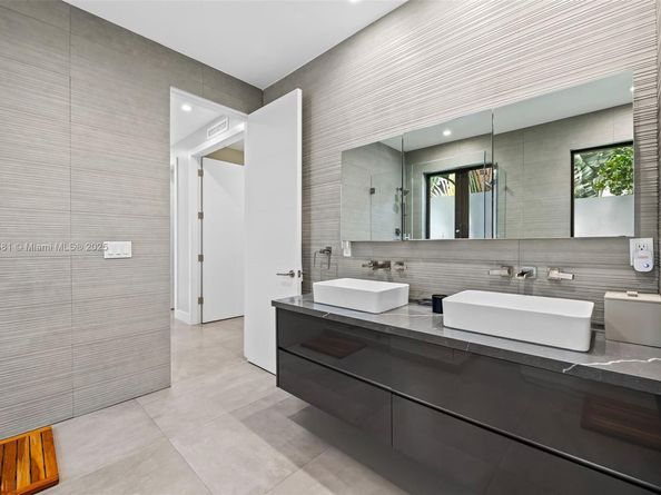 624 N Victoria Park Rd, Fort Lauderdale FL 33304