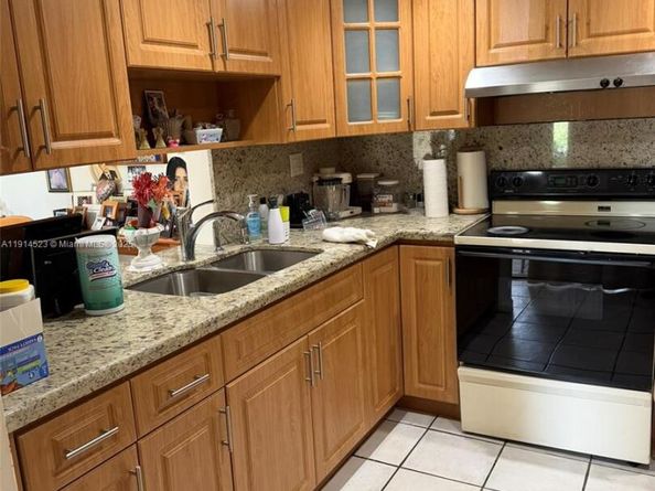 10053 NW 4th Ln 10053, Miami FL 33172