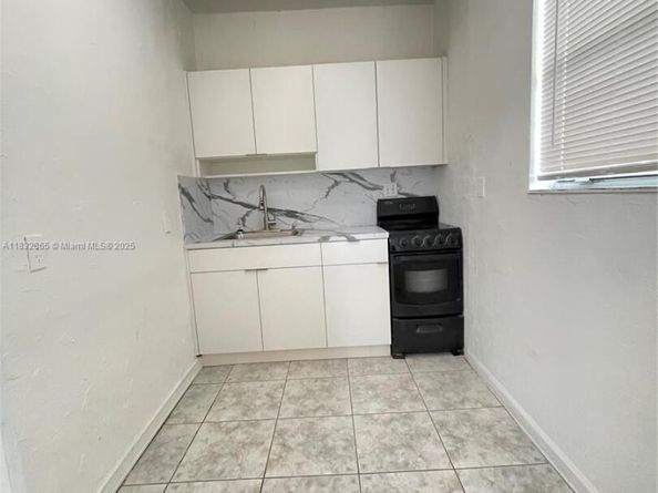 465 NE 165th St, Miami FL 33162