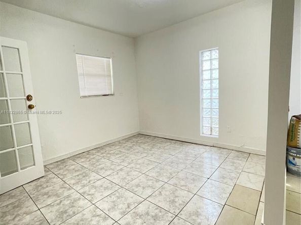 465 NE 165th St, Miami FL 33162