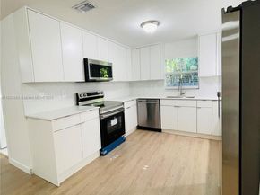 465 NE 165th St, Miami FL 33162