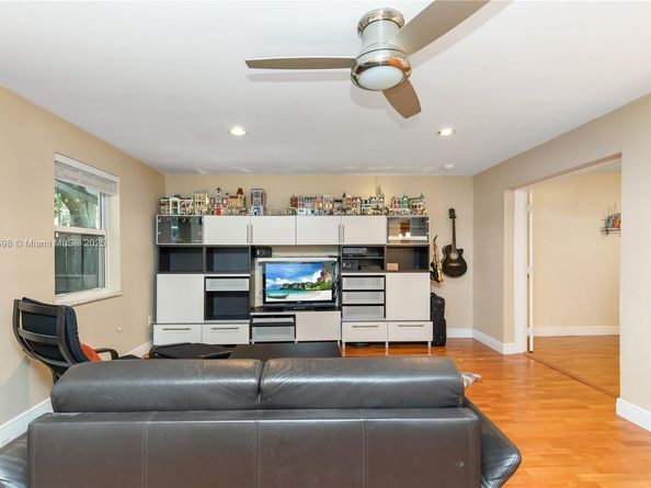 1226 NW 170th Ter, Pembroke Pines FL 33028