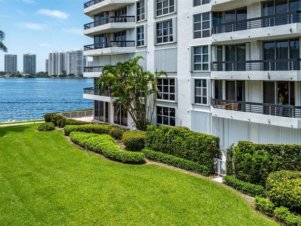 3530 Mystic Pointe Dr 214, Aventura FL 33180