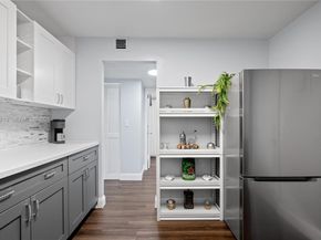 427 Golden Isles Dr 11H, Hallandale Beach FL 33009