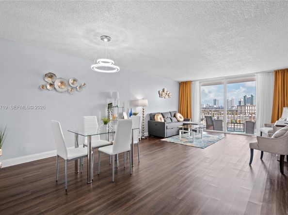 427 Golden Isles Dr 11H, Hallandale Beach FL 33009