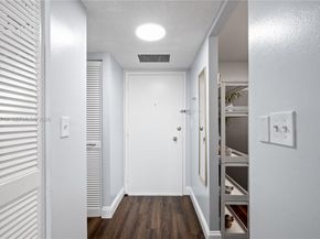 427 Golden Isles Dr 11H, Hallandale Beach FL 33009