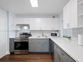 427 Golden Isles Dr 11H, Hallandale Beach FL 33009