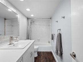 427 Golden Isles Dr 11H, Hallandale Beach FL 33009