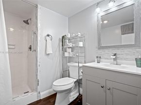 427 Golden Isles Dr 11H, Hallandale Beach FL 33009