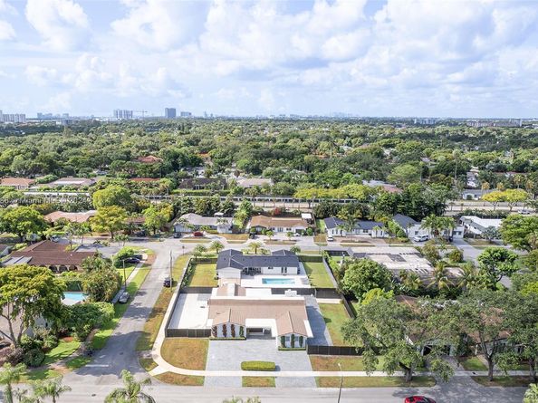 2120 NE 204th St, Miami FL 33179