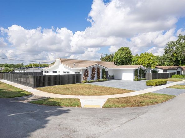 2120 NE 204th St, Miami FL 33179