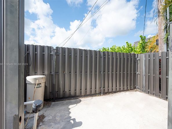 2120 NE 204th St, Miami FL 33179