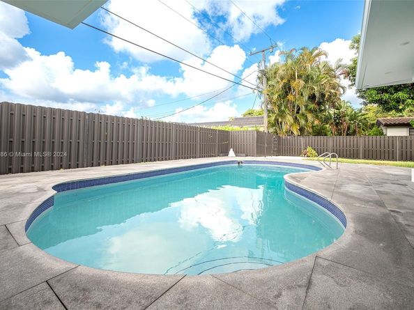 2120 NE 204th St, Miami FL 33179