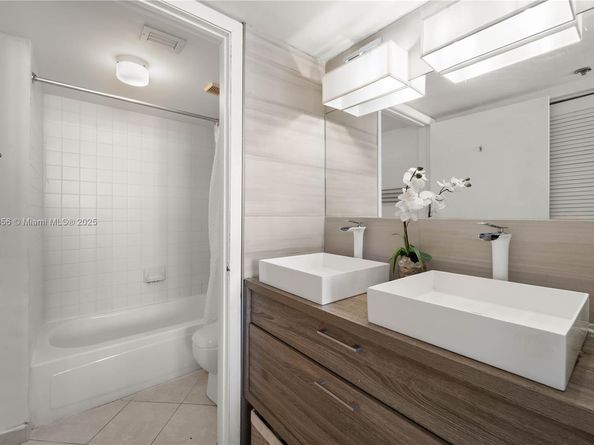 540 Brickell Key Dr 1406, Miami FL 33131