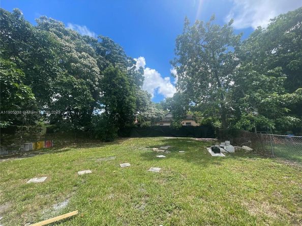 2260 NW 61st St, Miami FL 33142