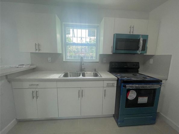 2260 NW 61st St, Miami FL 33142