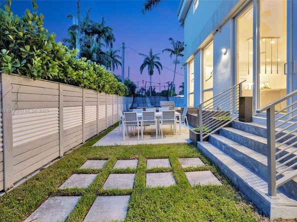 1243 Washington St, Hollywood FL 33019
