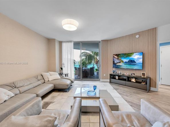 17111 Biscayne Blvd 207, North Miami Beach FL 33160