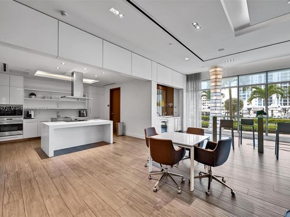 17111 Biscayne Blvd 207, North Miami Beach FL 33160