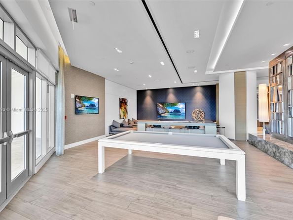 17111 Biscayne Blvd 207, North Miami Beach FL 33160