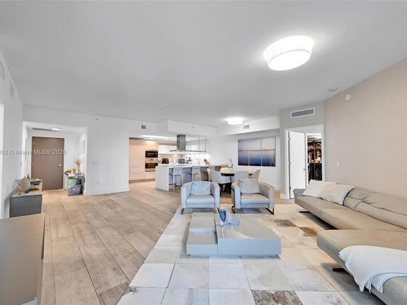 17111 Biscayne Blvd 207, North Miami Beach FL 33160