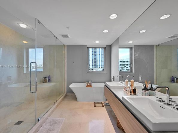 17111 Biscayne Blvd 207, North Miami Beach FL 33160