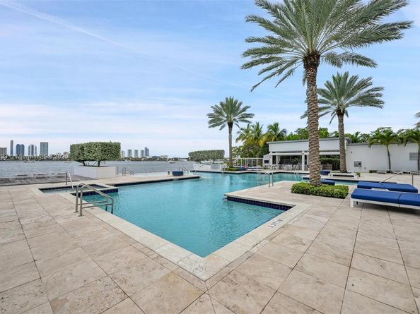 17111 Biscayne Blvd 207, North Miami Beach FL 33160