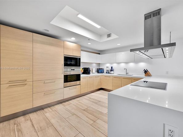 17111 Biscayne Blvd 207, North Miami Beach FL 33160