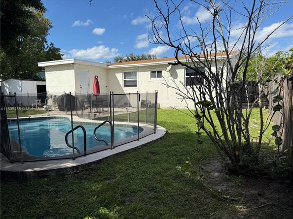 7508 Farragut St, Hollywood FL 33024