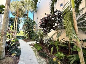 6114 Paradise Point Dr, Palmetto Bay FL 33157