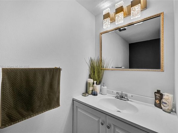 400 Leslie Dr 605, Hallandale Beach FL 33009