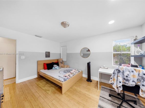 20014 NE 6th Ct Cir, Miami FL 33179
