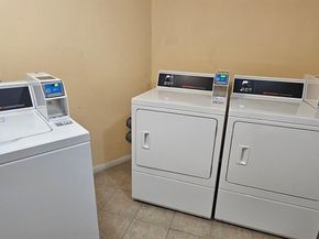 2025 NE 164th St 914, North Miami Beach FL 33162