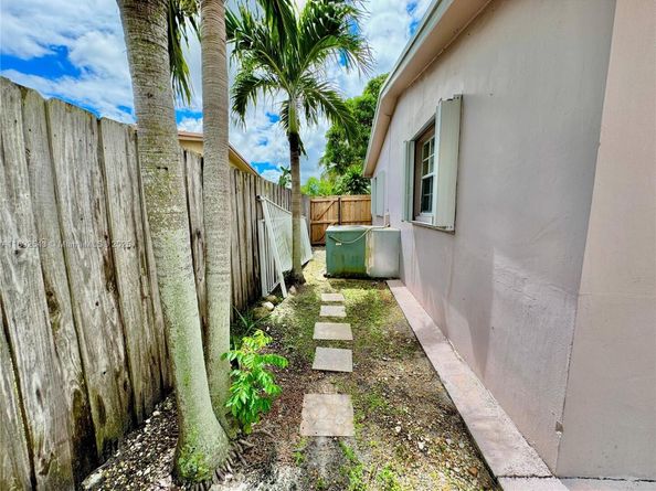 6875 NW 1st Ct, Margate FL 33063