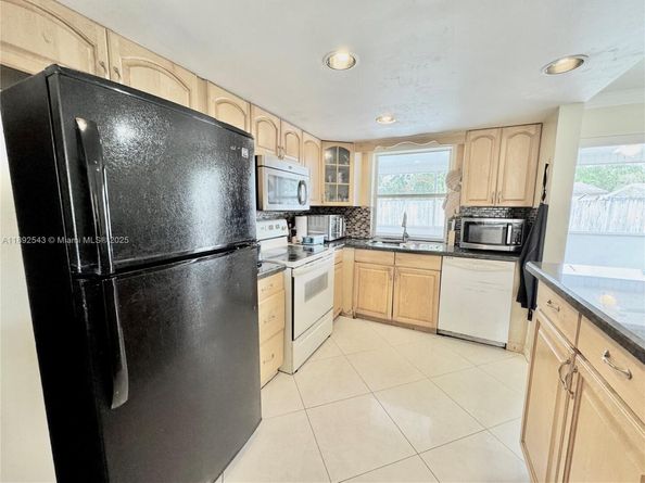 6875 NW 1st Ct, Margate FL 33063
