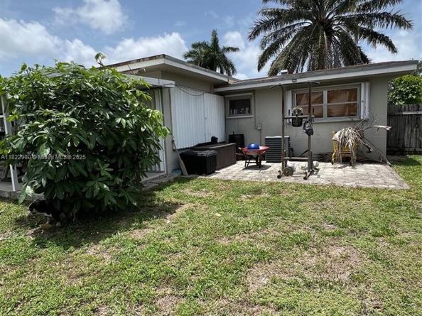 8230 NW 15th St, Pembroke Pines FL 33024
