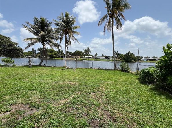 8230 NW 15th St, Pembroke Pines FL 33024