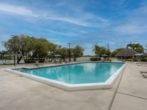 182 Lakeview Dr 204, Weston FL 33326