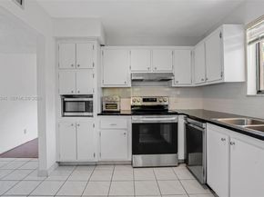 182 Lakeview Dr 204, Weston FL 33326