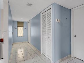 182 Lakeview Dr 204, Weston FL 33326