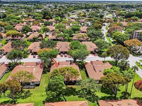 6141 SE Sunny Pointe Cir, Delray Beach FL 33484