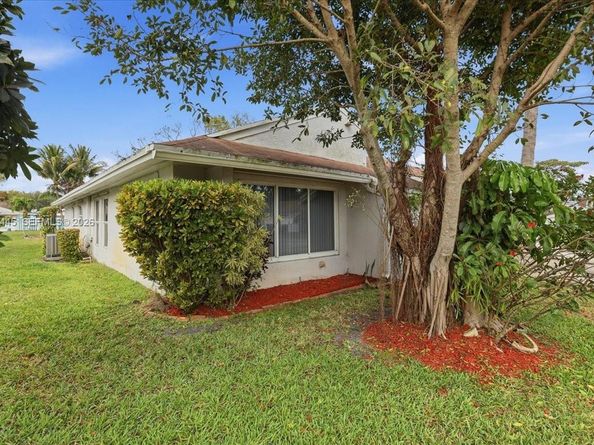 8615 Bridle Path Ct, Davie FL 33328