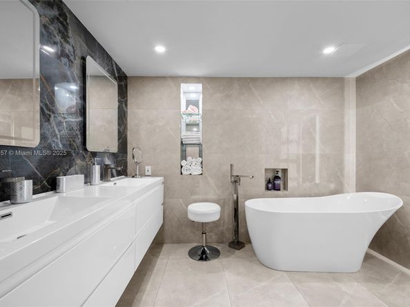 19667 Turnberry Way 20B, Aventura FL 33180