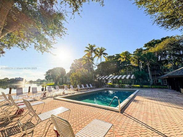 9410 Poinciana Pl 405, Davie FL 33324